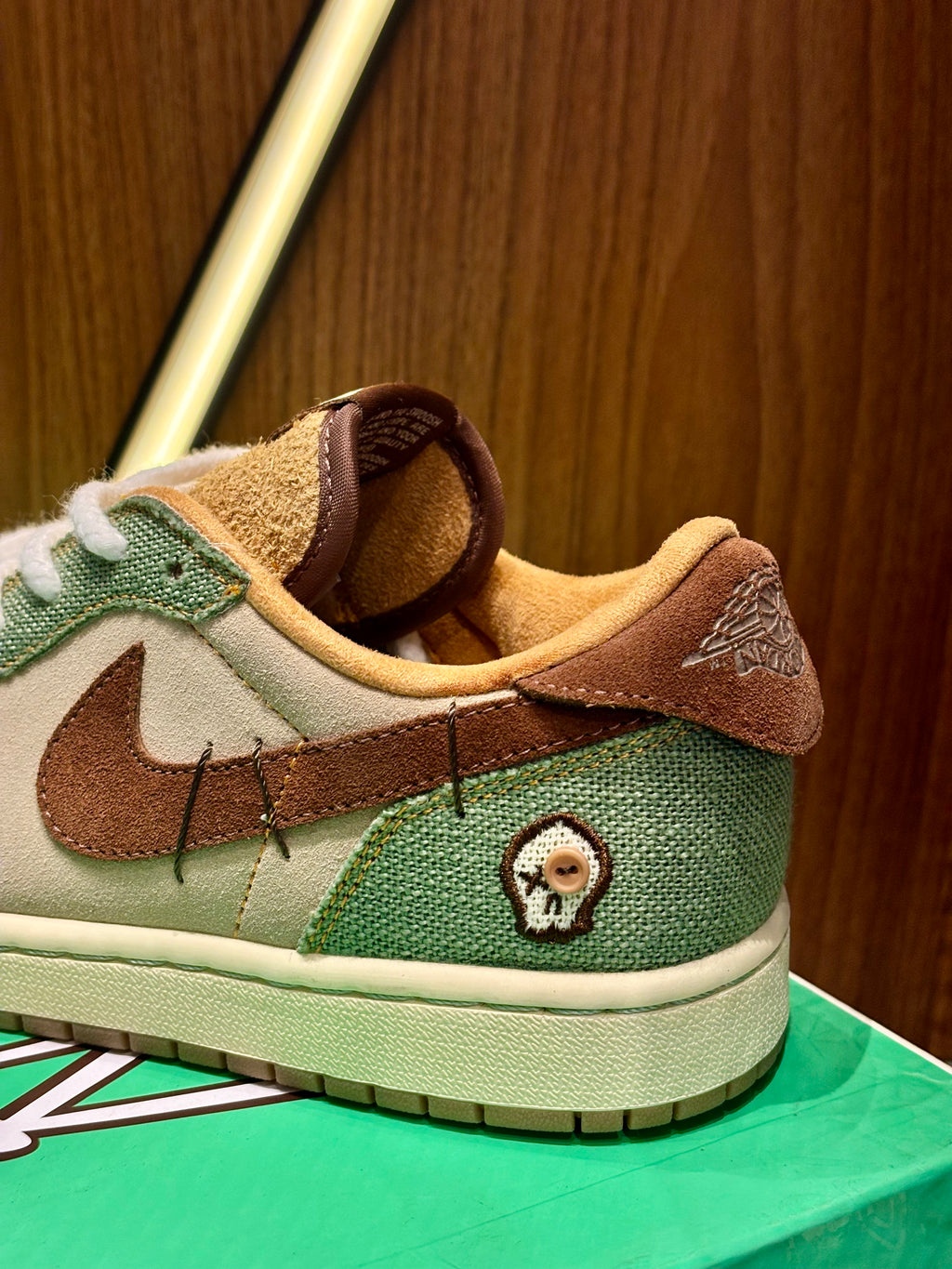 TÊNIS NIKE AIR JORDAN 1 RETROLOW OGZ ZION VODOO DZ7292-200